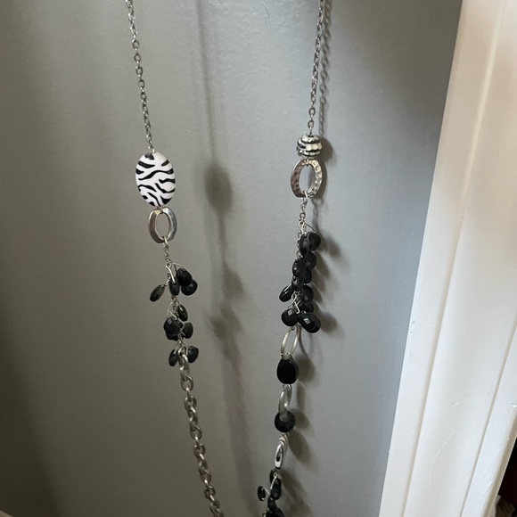 Black and white necklace - Picture 2 of 2